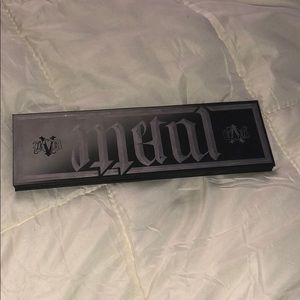 Kat von D metal matte eyeshadow palette